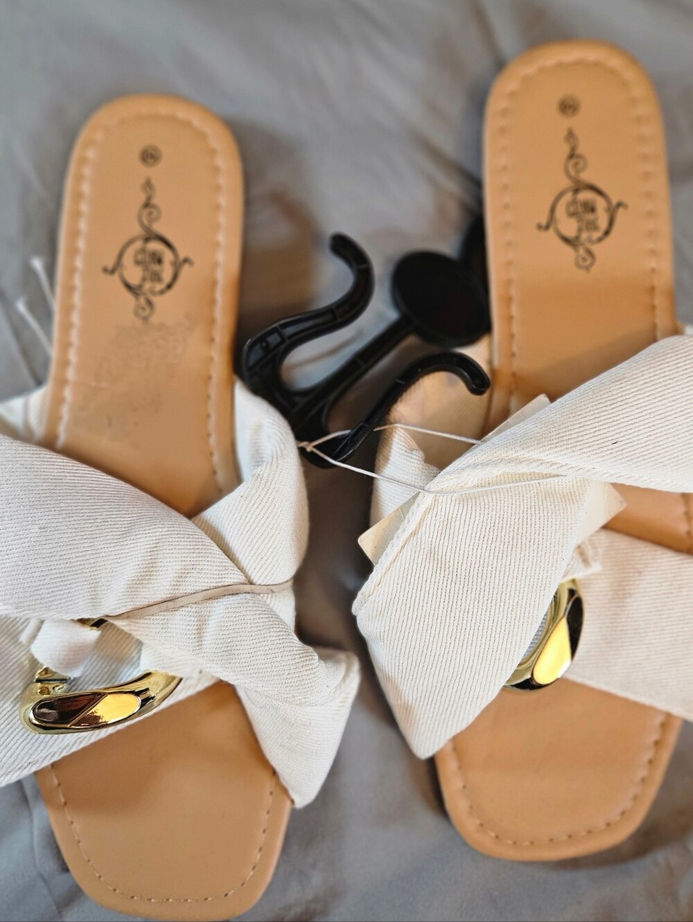 NWT Sole Mates Womens White And Gold Hardware Crisscross Flat Sandal Size 10